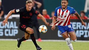 Arlington  United States   23 07 2019 - Alexis Vega  R  of Chivas de Guadalajara in action against Marcos Llorente  L  of Atletico de Madrid in the first half of International Champions Cup soccer match between Chivas de Guadalajara and Atletico de Madrid at Globe Life Park in Arlington  Texas  USA  23 July 2019   Estados Unidos  EFE EPA LARRY W  SMITH