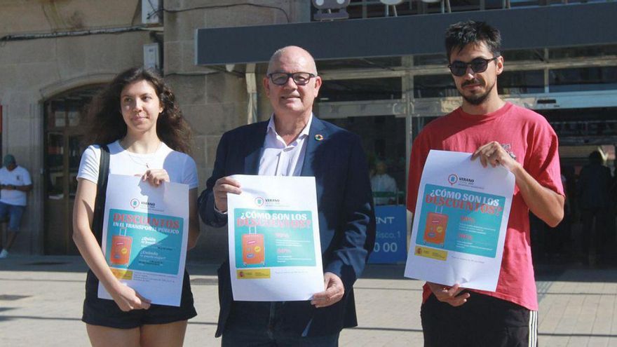 Santos posa junto a dos jóvenes beneficiarios en la estación de Ourense. | Iñaki Osorio