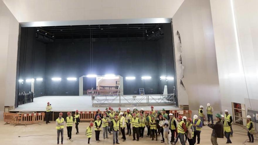 Un grupo de visitantes en el auditorio principal del Palacio de Congresos.