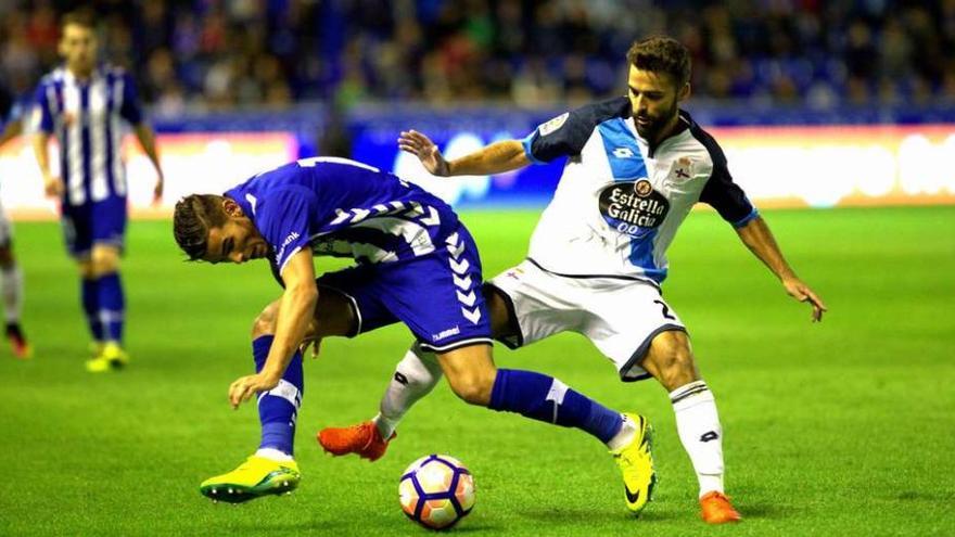Bruno Gama trata de evitar el avance de un jugador del Alavés el pasado lunes en Mendizorroza.