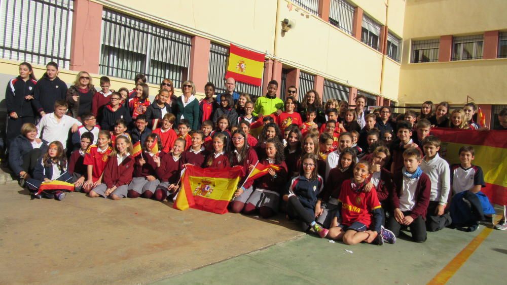 Los niños de las Carmelitas disfrutan con las jugadoras nacionales Marta López y Nely Carla