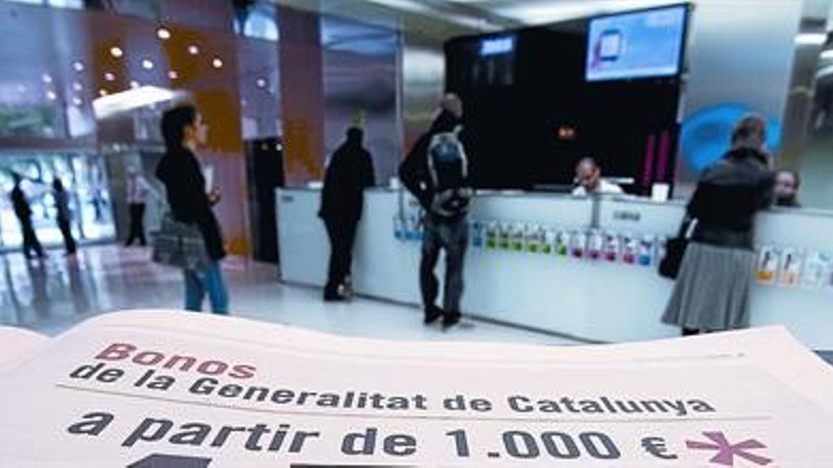 Un anuncio de la venta de bonos de la Generalitat, en una oficina bancaria de Barcelona.