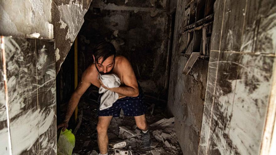 Diez familias de San Vicente tienen que hacer vida en la calle por un incendio en la escalera de su edificio