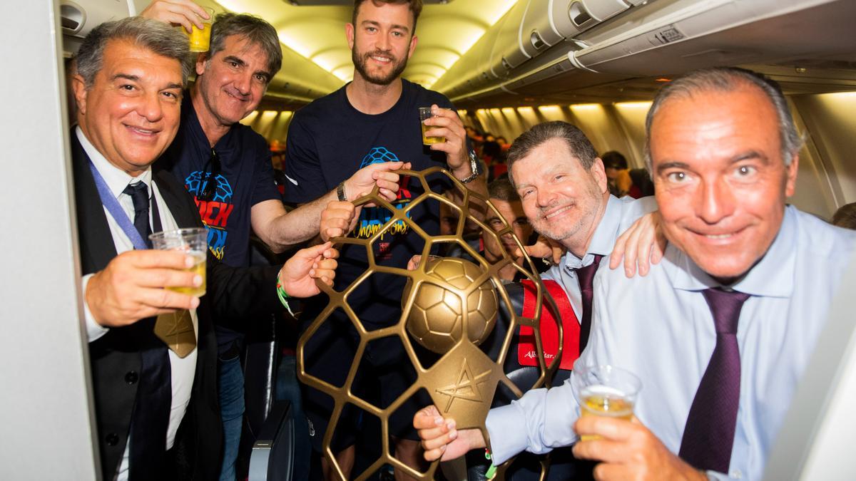 Ortega, con Laporta, Rafa Yuste, Joan Solé y Pérez de Vargas en el vuelo de vuelta