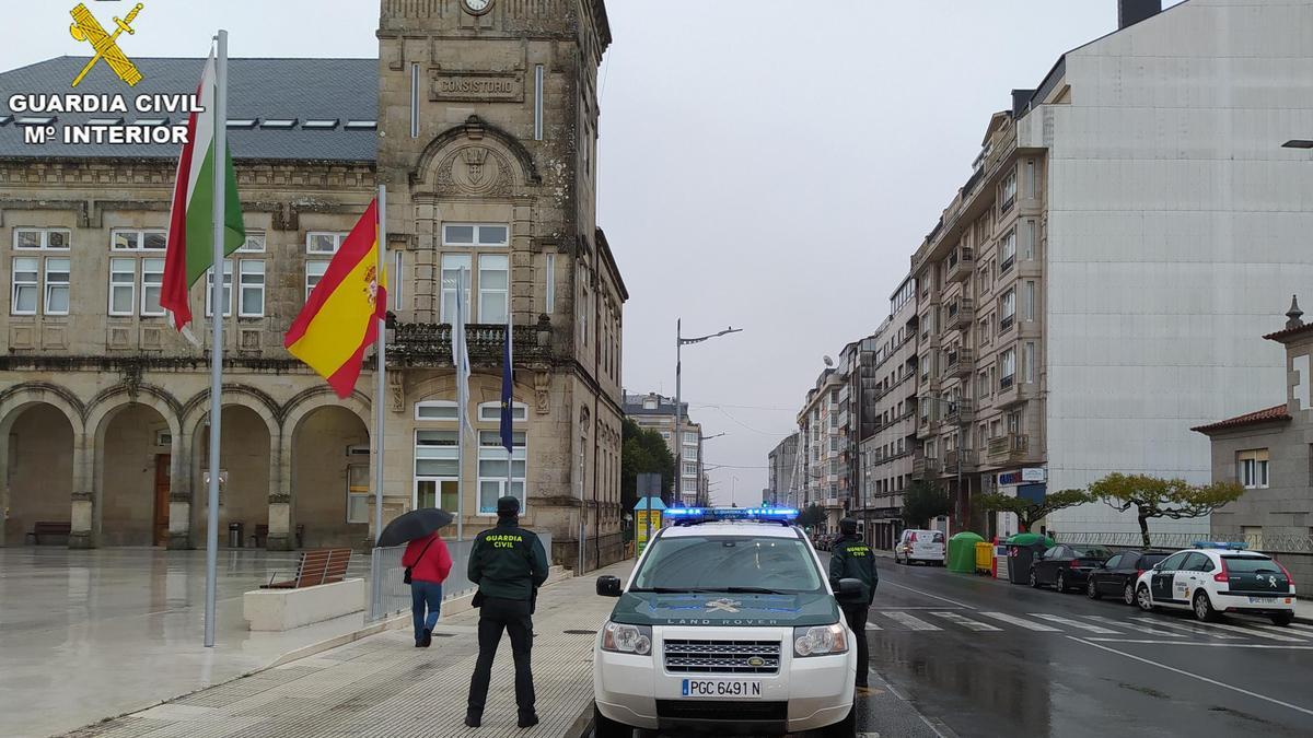 Agentes y coches  de la Guardia Civil  en A Estrada.