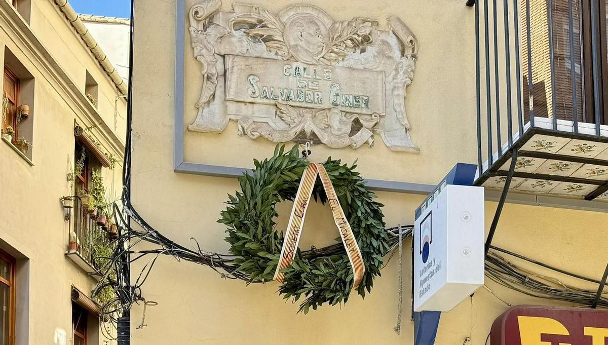 Rotulación artística de la calle Salvador Giner, con la corona de laurel