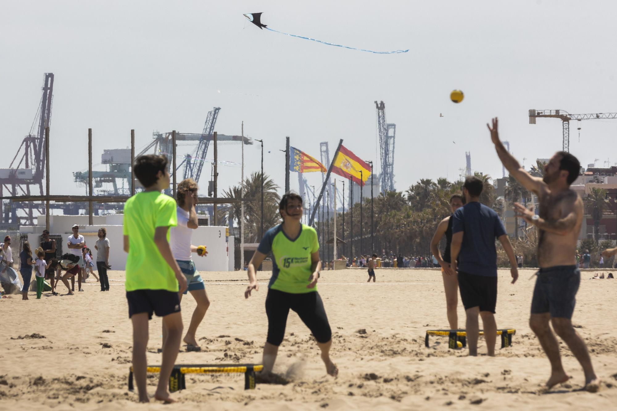 Cometas y voleibol, un Lunes de Pascua en las playas valencianas