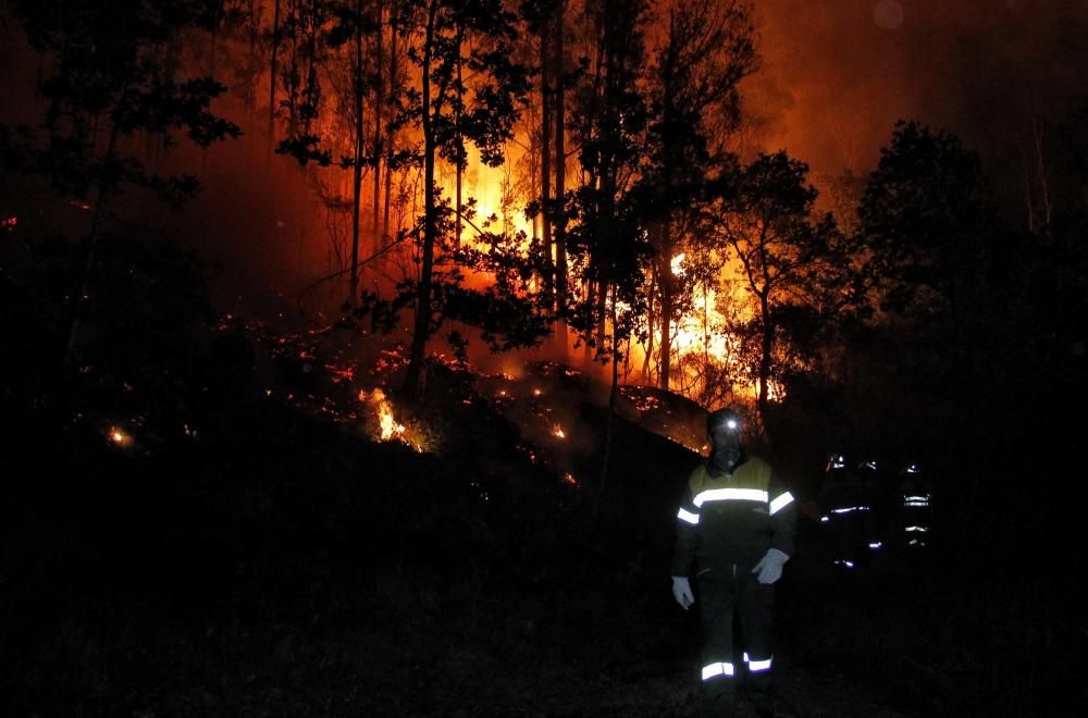 Voraz incendio en Cerdedo-Cotobade