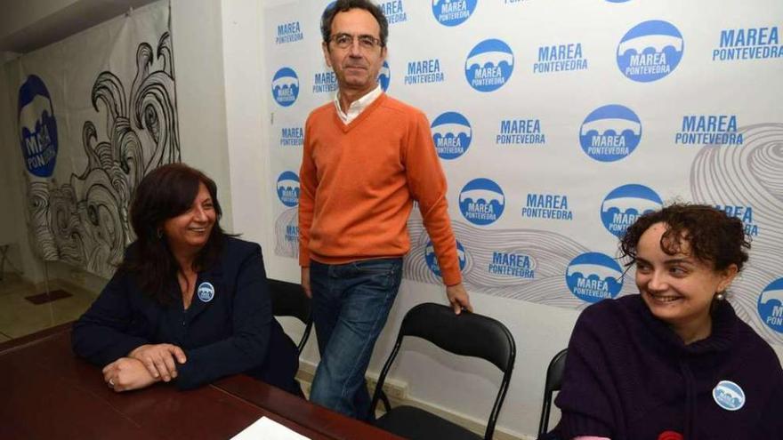 Rei, ayer, con dos integrantes de la candidatura: María del Carmen Moreira (i) y Herminia Dios. // G. Santos