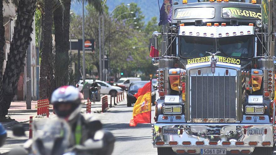Los organizadores calculan que participaron 700 vehículos, entre motos, coches y camiones | ISRAEL SÁNCHEZ