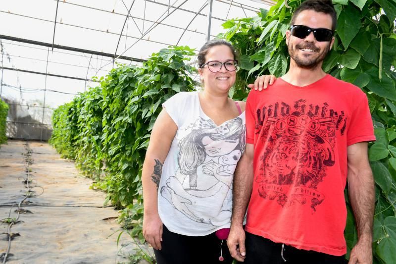 Dos jóvenes agricultores que cultivan, procesan y