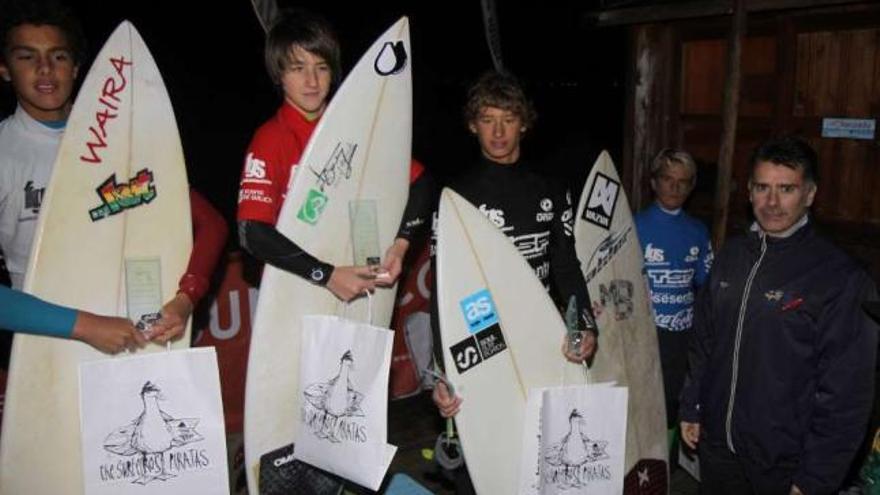 Entrega de premios en un campeonato de surf anterior, en la playa de A Lanzada.  // Muñiz