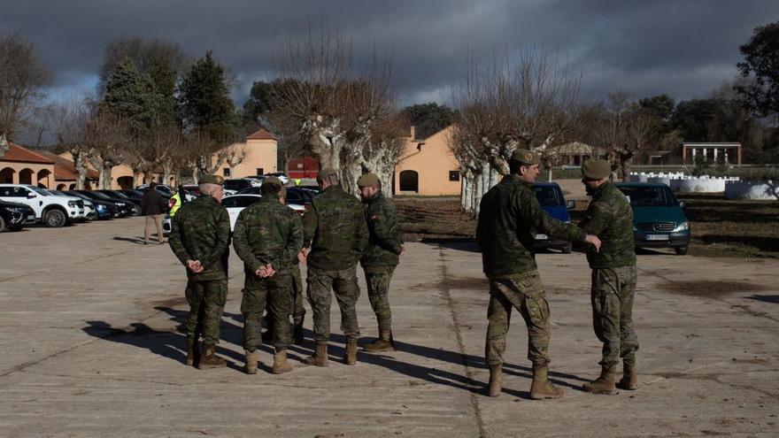 Un grupo de militares, en las instalaciones ya rehabilitadas del antiguo campamento militar, esperan la llegada de la ministra. | Ana Burrieza