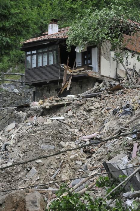 Un argayo obliga a desalojar un pueblo en Lena