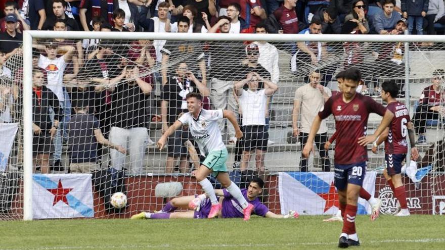 Jugadores del Pontevedra lamentándose tras encajar el segundo gol ante el Mérida ayer. |  // GUSTAVO SANTOS