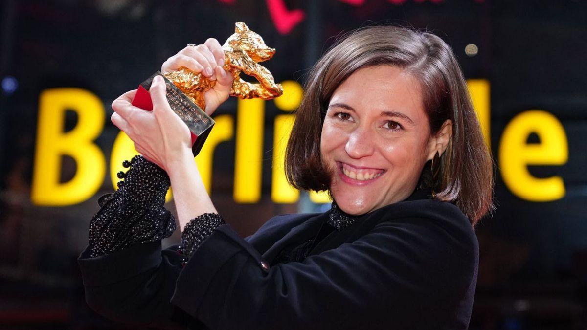 La directora Carla Simón, amb l’Os d’Or de la Berlinale