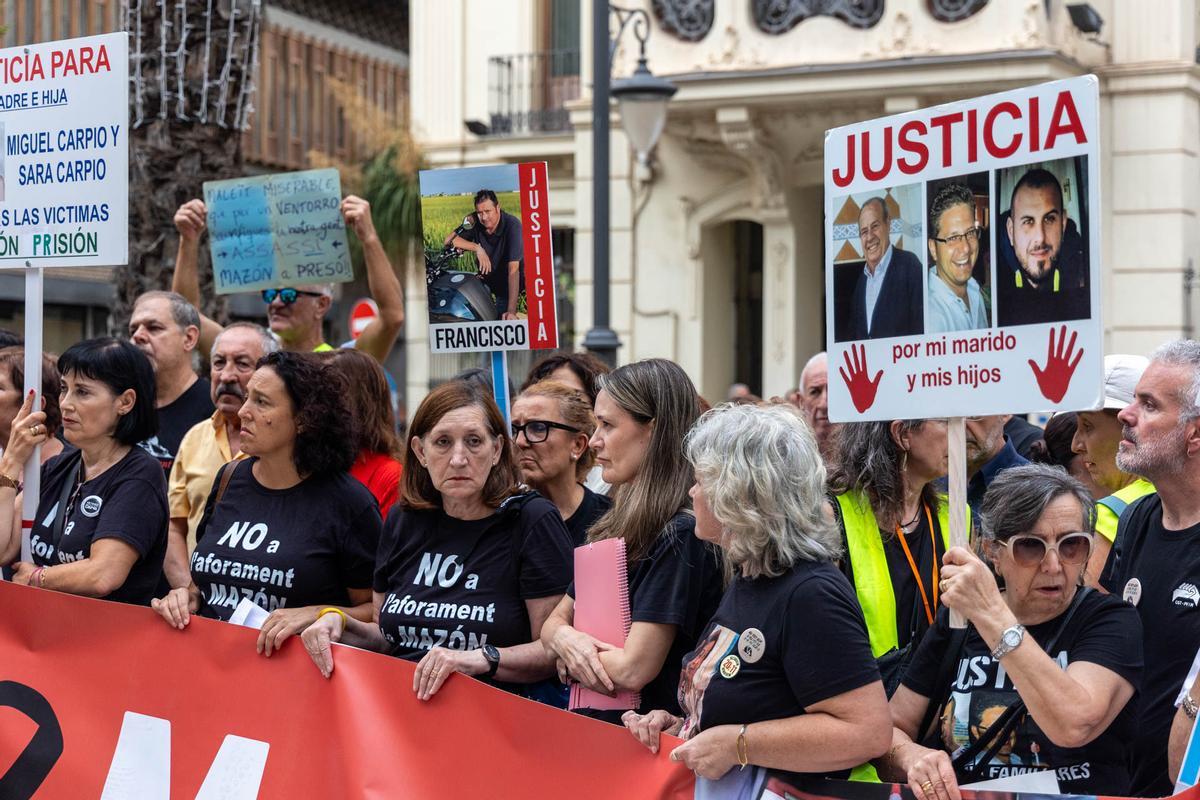 Las asociaciones de víctimas de la dana protestan en Alicante