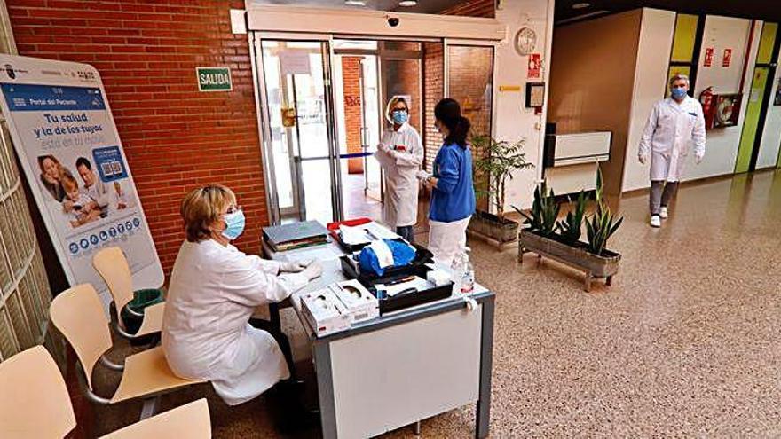 Control de acceso al centro de salud de Santa María de Gracia en Murcia.