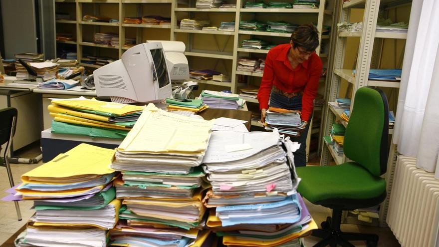 Los expedientes apilados en papel en los juzgados desaparecerán del todo con la IA, tras disminuir con la informatización de la Justicia.
