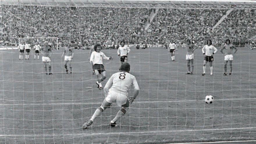 Breitner lanza el penalti en la final del Mundial de 1974.