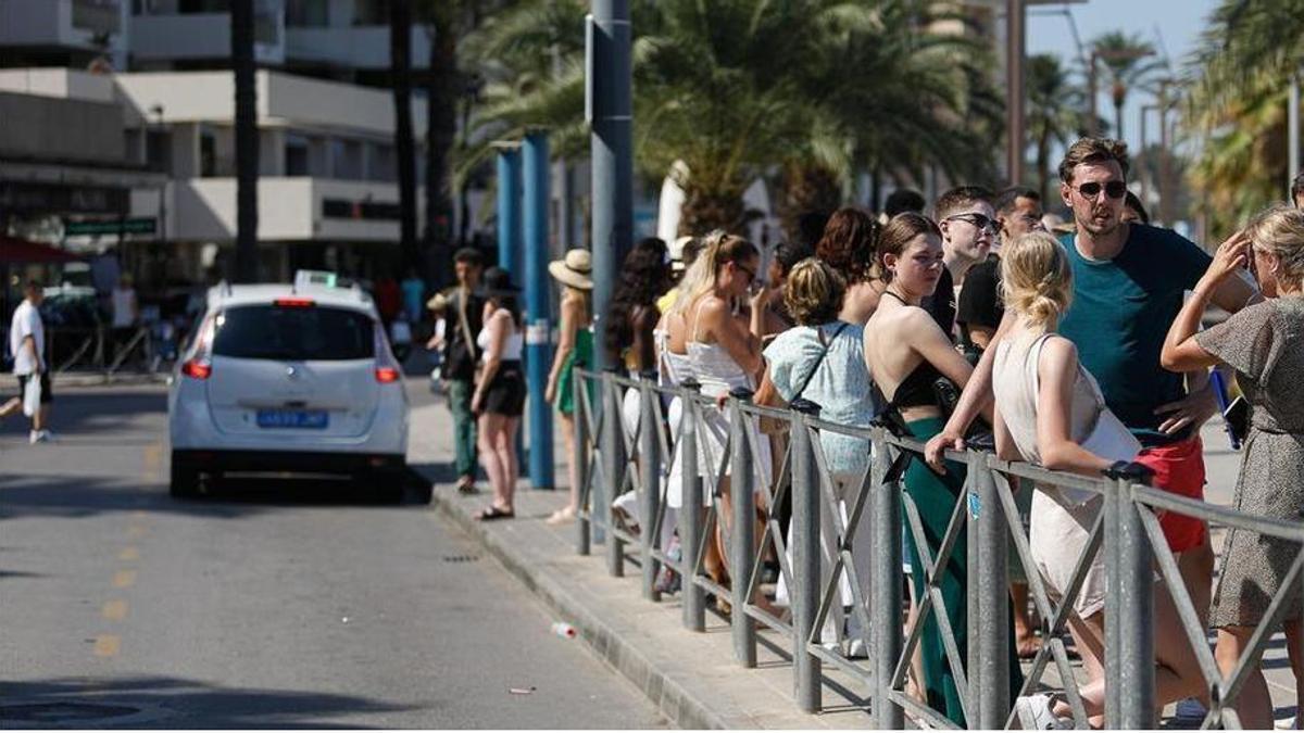 Cola en la parada de taxis de Ibiza