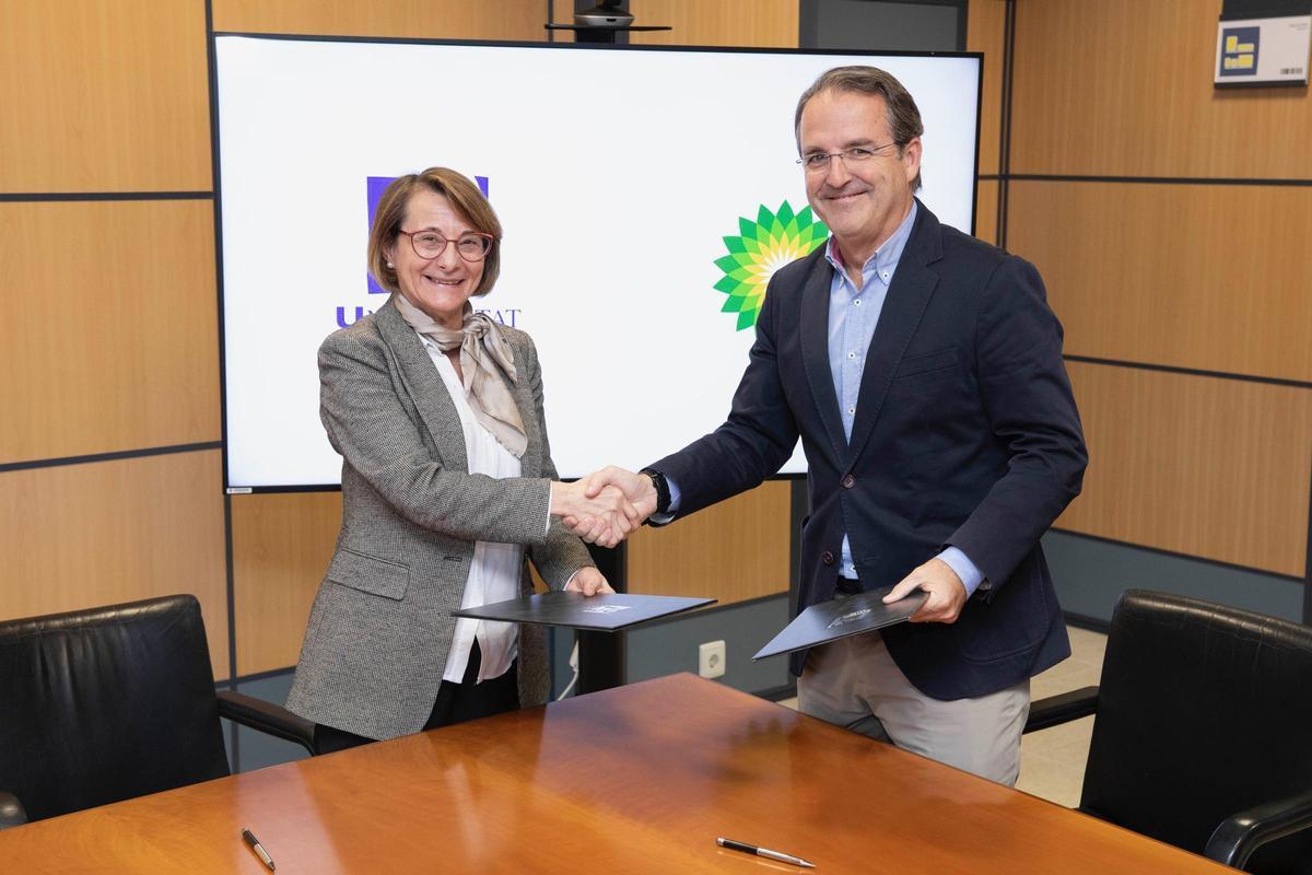 La rectora de la UJI, Eva Alcón, y el director de bp en Castellón, Francisco Quintana, firman la renovación de la cátedra.