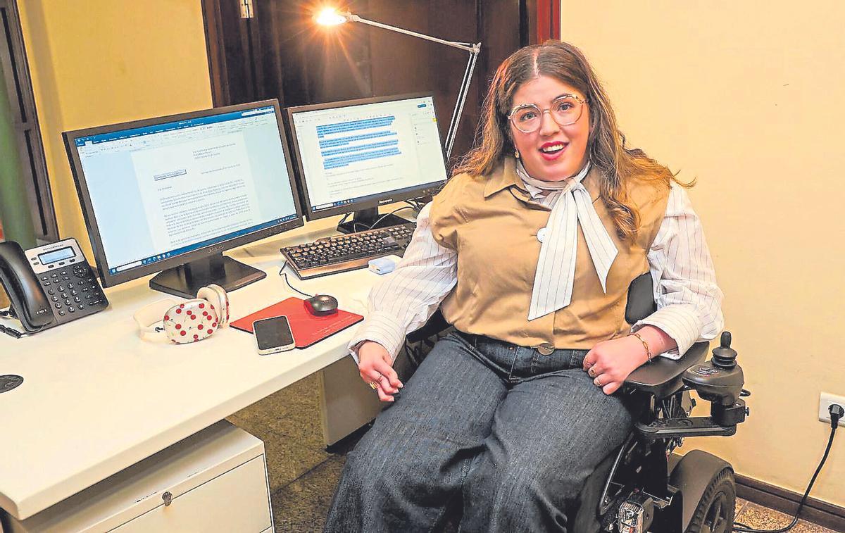 María Maneiro en su puesto en la Valedora do Pobo, en Santiago