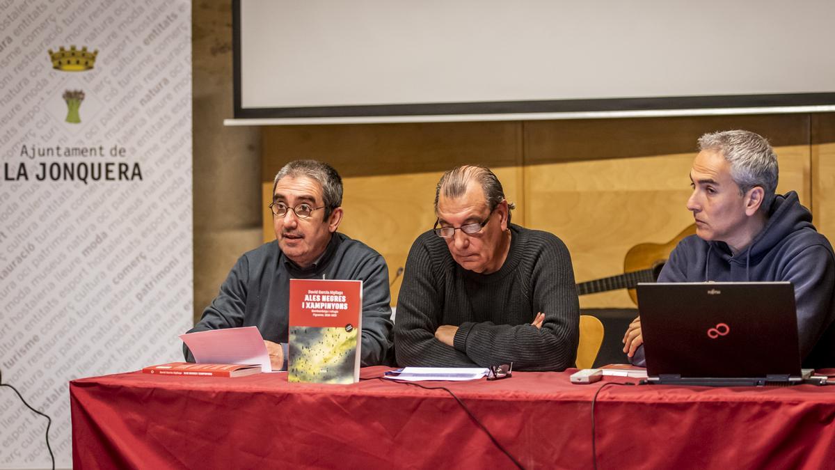 Miquel Aguirre (esquerra) en la presentació del llibre.