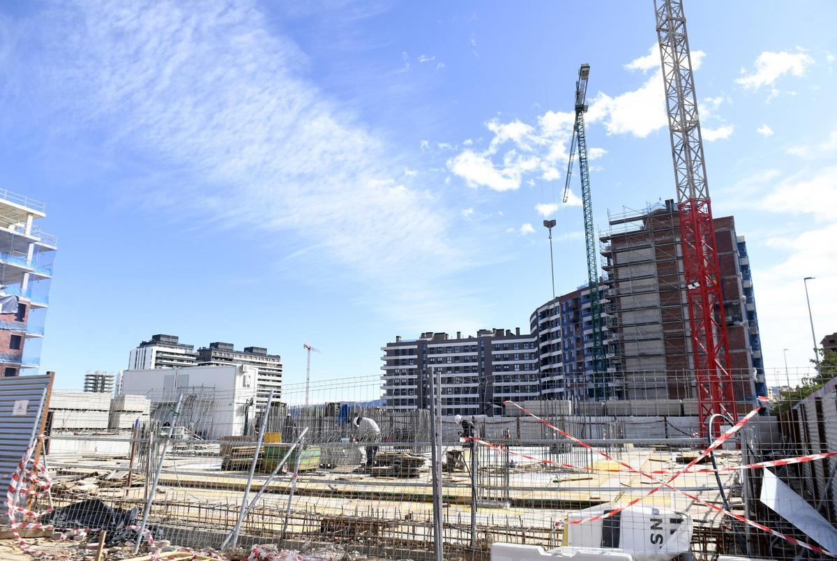 Grúas en las obras de edificios de nueva construcción en la zona de Churra de Murcia, esta semana.