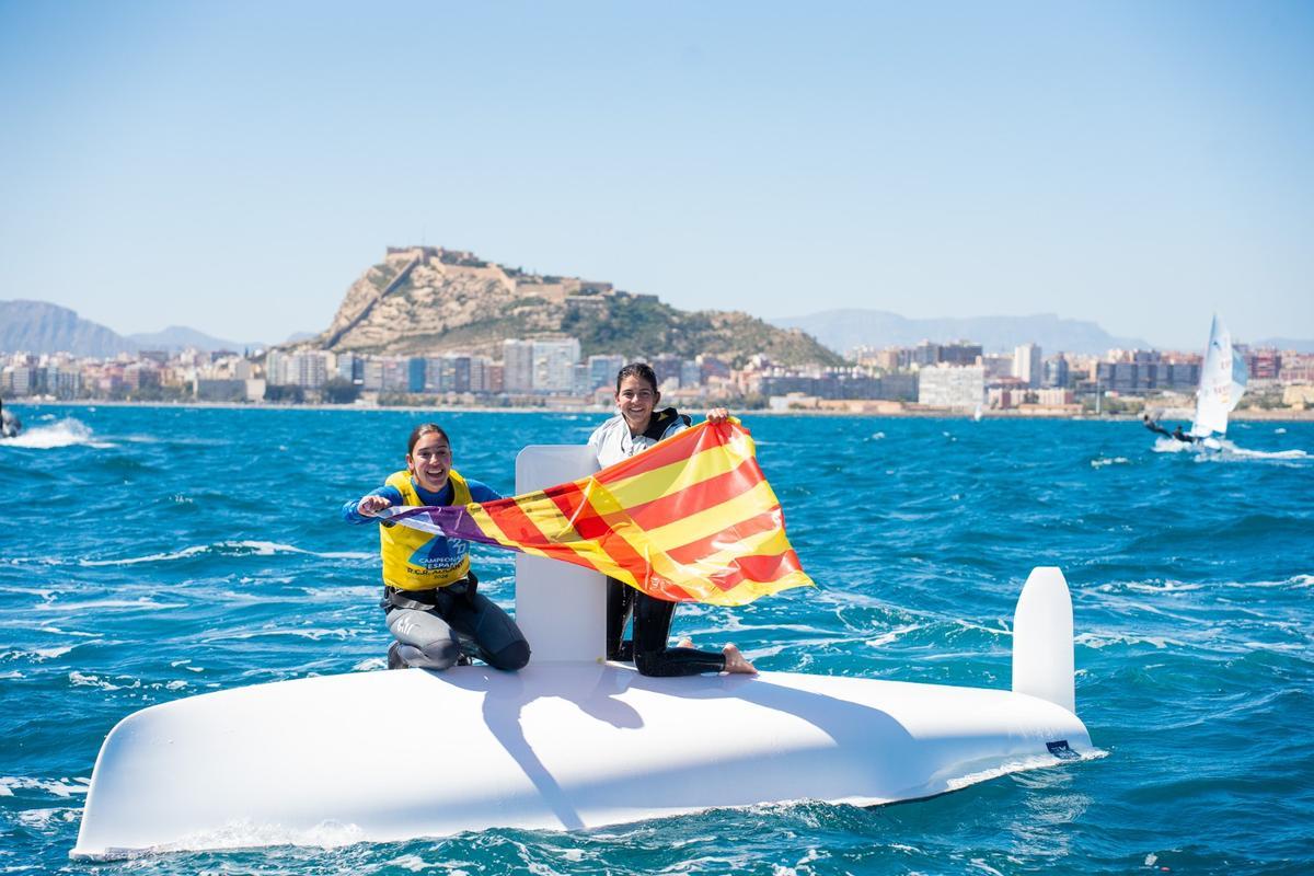 Martina Gomila y Neus Fernández, de la federación de vela de Baleares, tras proclamarse campeonas de España de 420 en Alicante.