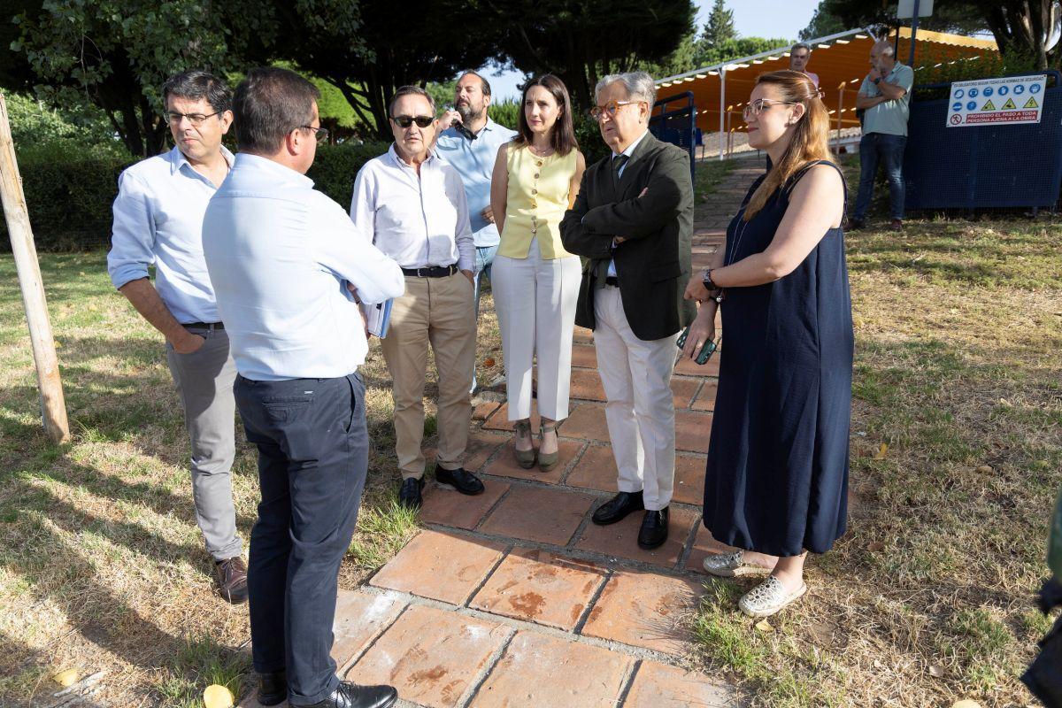 Marta Siles, Salvador Fuentes y Sara Alguacil conversan con técnicos y responsables del albergue.