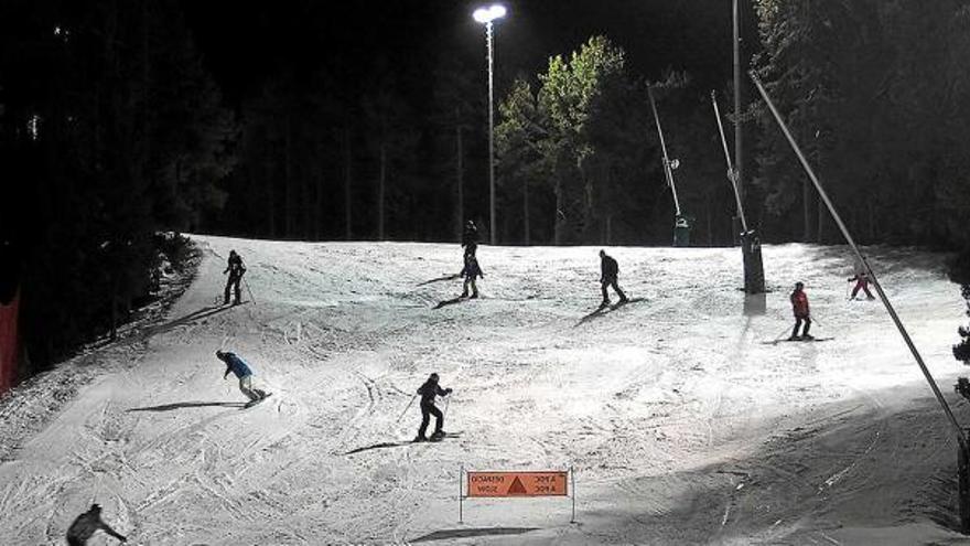Esquiadors gaudint de les pistes a la nit a l&#039;estació de Masella aquest dissabte