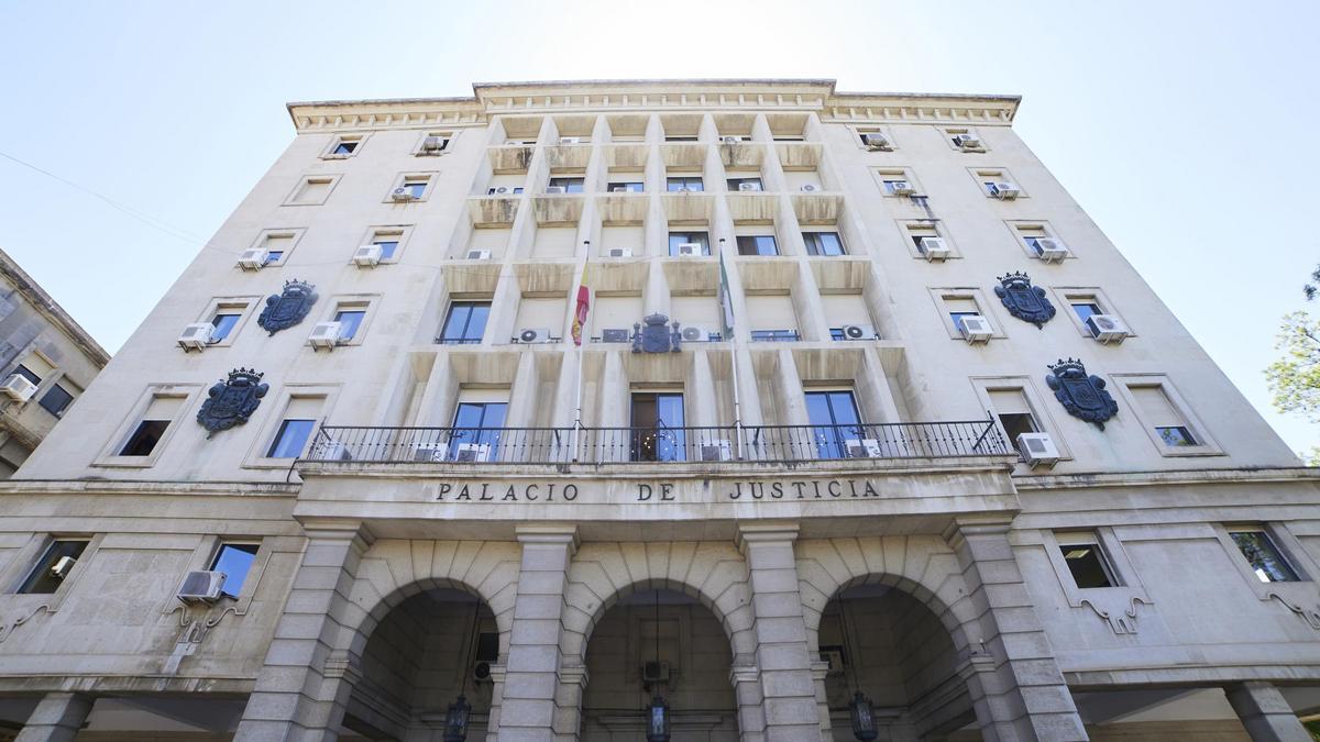 Detalle de la fachada principal de la Audiencia Provincial de Sevilla.