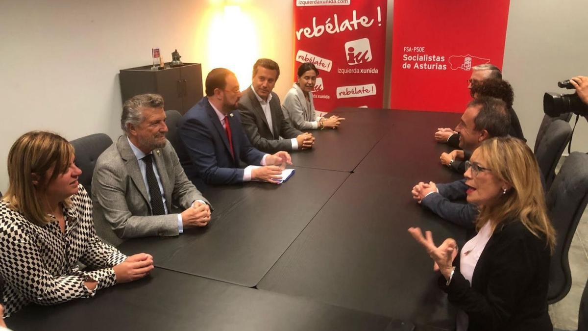 Reunión que tuvo lugar ayer en Navia entre las delegaciones del PSOE e IU. | E. P.