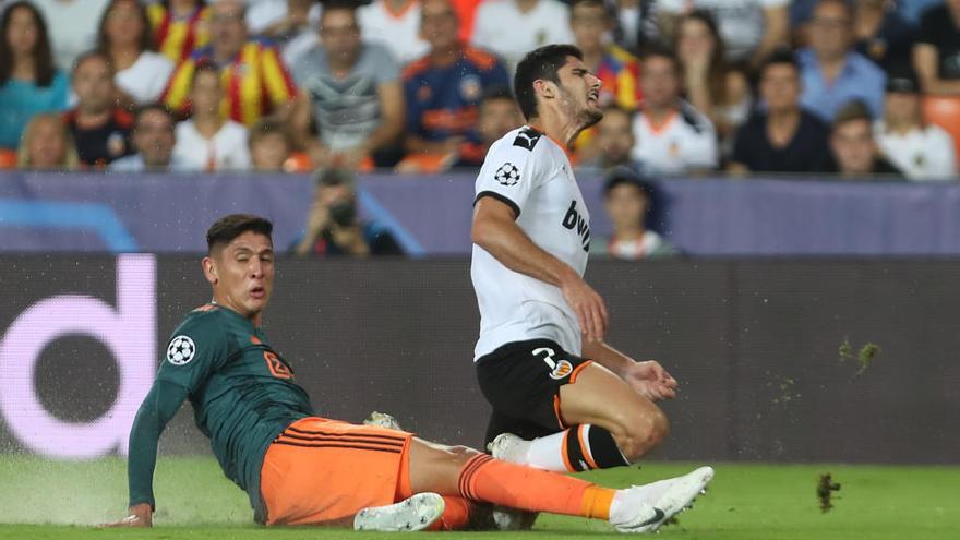 Gonçalo Guedes es derribado en falta por parte de un jugador del Ajax, en Mestalla.