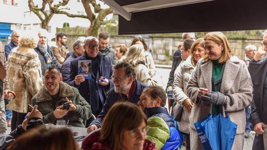 Mariano Rajoy tomando café con candiatos del PP y vecinos en O Couto.