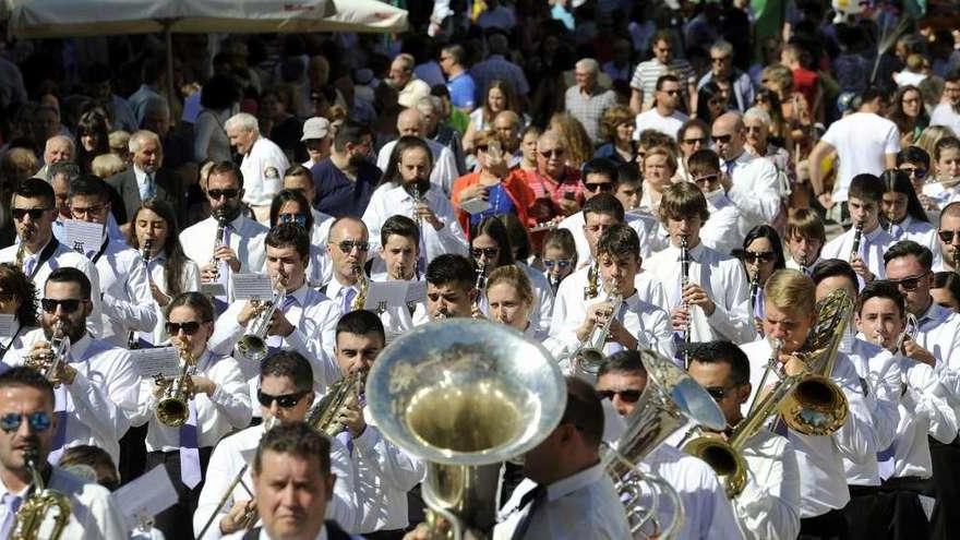 La amplia nónima de músicos de la Banda de Lalín marcó el ritmo durante la procesión. // Bernabé/Javier Lalín