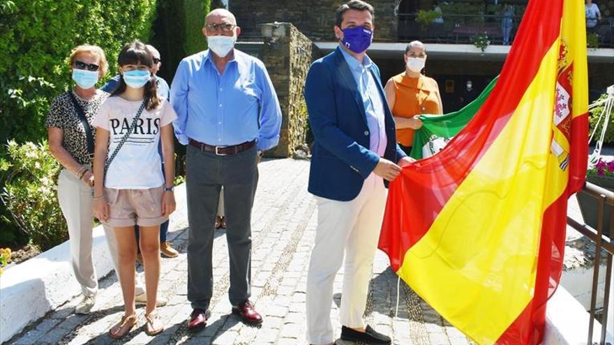 Izado de banderas en la residencia Mirasierra