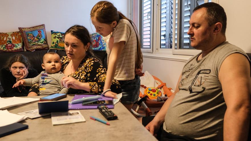 Una familia ucraniana llega a Telde tras recorrer 5.000 kilómetros en coche