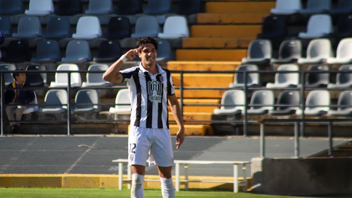 Borja Domingo celebra el segundo gol de su cuenta particular en el duelo ante el Jaraíz.