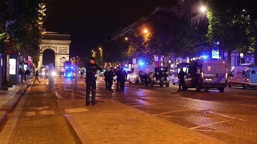 Los aficionados del PSG celebran en París la victoria de su equipo sobre el Bayern de Múnich