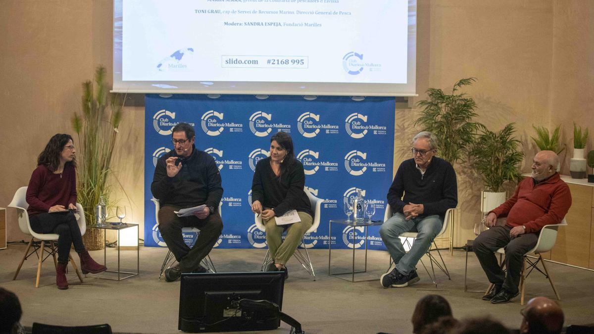 La moderadora de la mesa redonda, Sandra Espeja; el presidente de la Federación Balear de Cofradías de Pescadores (FBCP), Domingo Bonnín; la gerente de la Cofrafía de pescadores de Eivissa, Marga Serra; el jefe de Servicio de Recursos Marinos de la Dirección General de Pesca del Govern balear, Toni Grau y el presidente de la Alianza Española Recreativa Responsable, Bernadí Alba, durante la mesa redonda sobre la pesca sostenible en Balears que tuvo lugar el pasado miércoles en el club Diario de Mallorca.