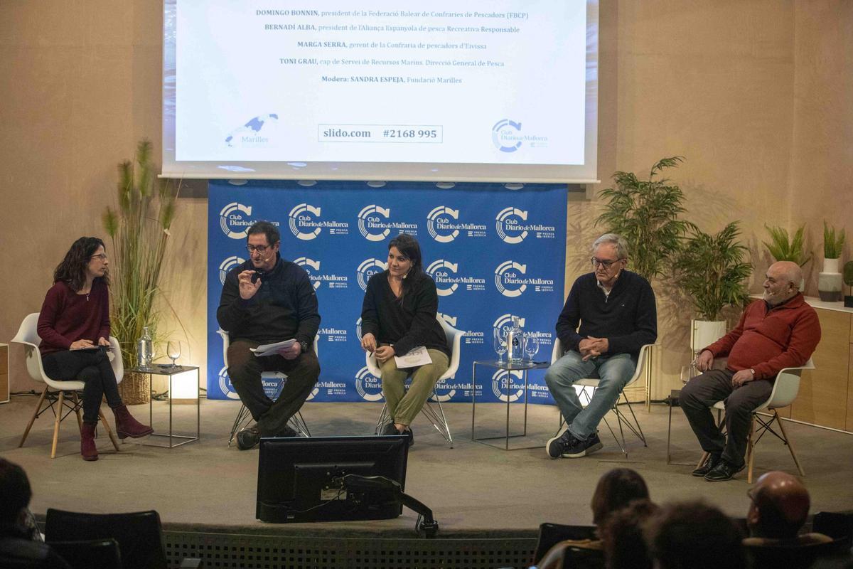 La moderadora de la mesa redonda, Sandra Espeja; el presidente de la Federación Balear de Cofradías de Pescadores (FBCP), Domingo Bonnín; la gerente de la Cofrafía de pescadores de Eivissa, Marga Serra; el jefe de Servicio de Recursos Marinos de la Dirección General de Pesca del Govern balear, Toni Grau y el presidente de la Alianza Española Recreativa Responsable, Bernadí Alba, durante la mesa redonda sobre la pesca sostenible en Balears que tuvo lugar el pasado miércoles en el club Diario de Mallorca.