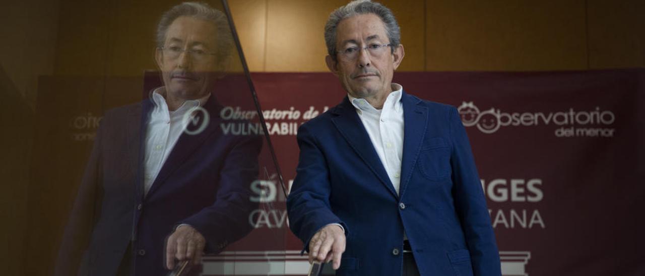 Ángel Luna, Síndic de Greuges, entrando a la sede de la institución en Alicante, en una foto tomada el pasado jueves.