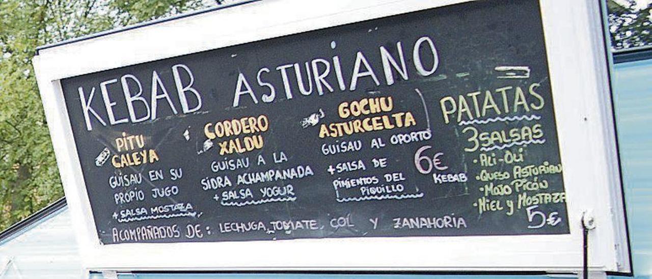 Lorena Bueno en su caravana de kebab asturiano.