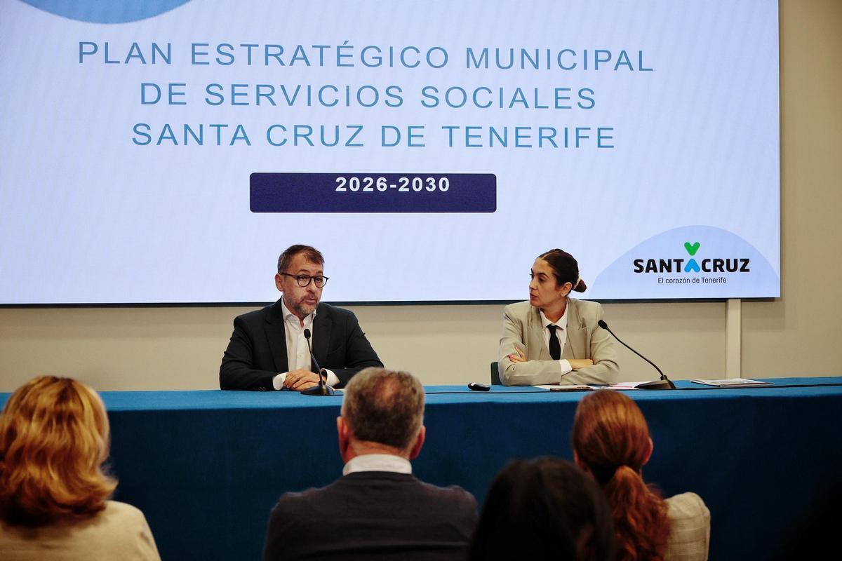El alcalde de Santa Cruz y la edil de Atención Social presentan el nuevo Plan Estratégico Municipa de Servicios Sociales.