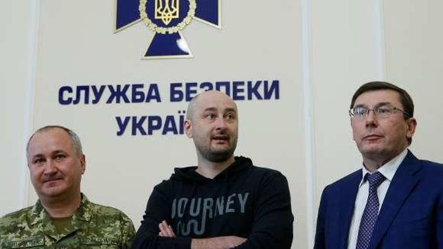 Arkady Babchenko, ayer, entre Vasily Gritsak y Yuriy Lutsenko. // Reuters