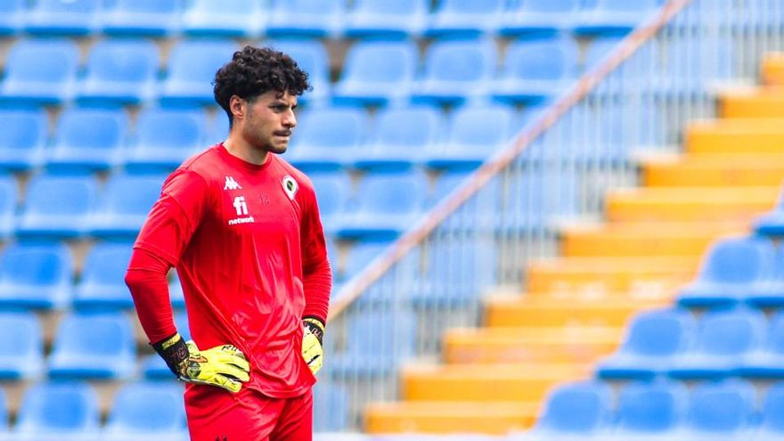 Nando Almodóvar, durante un entrenamiento reciente con el Hércules en el José Rico Pérez, en Alicante.