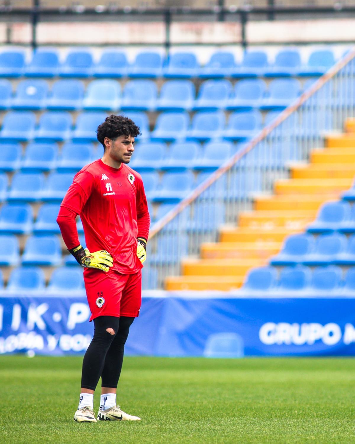 Nando Almodóvar, durante un entrenamiento reciente con el Hércules en el José Rico Pérez, en Alicante.