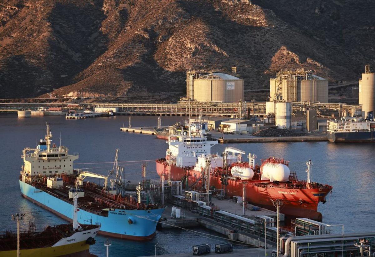 El tráfico de mercancías 
sigue creciendo en el puerto
de Cartagena.  iván urquízar